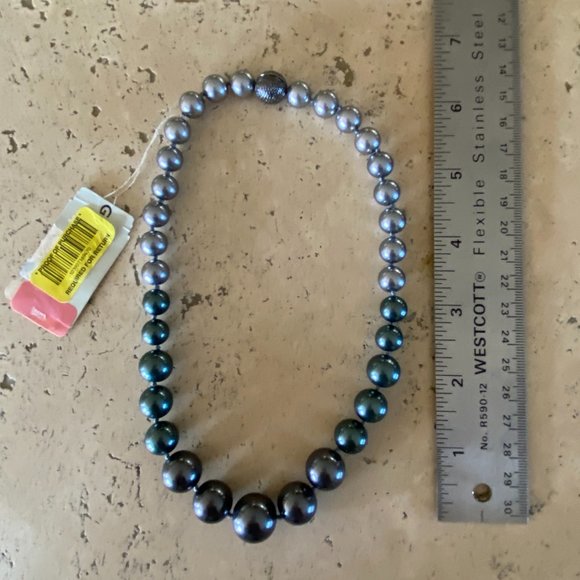 NWT GIVEN Ombre Faux Blue Pearl Necklace Single Strand Magnetic Closure - Picture 5 of 5